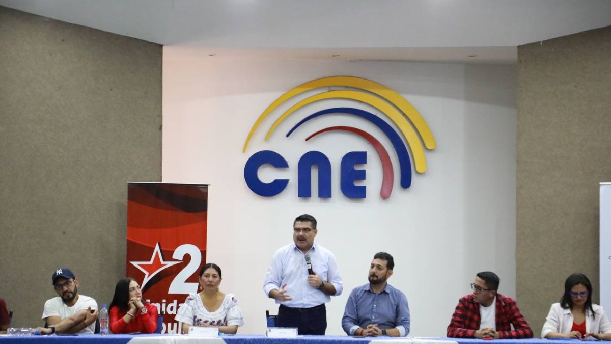 Unidad Popular entregó los formularios de la inscripción de su candidatura en el CNE.