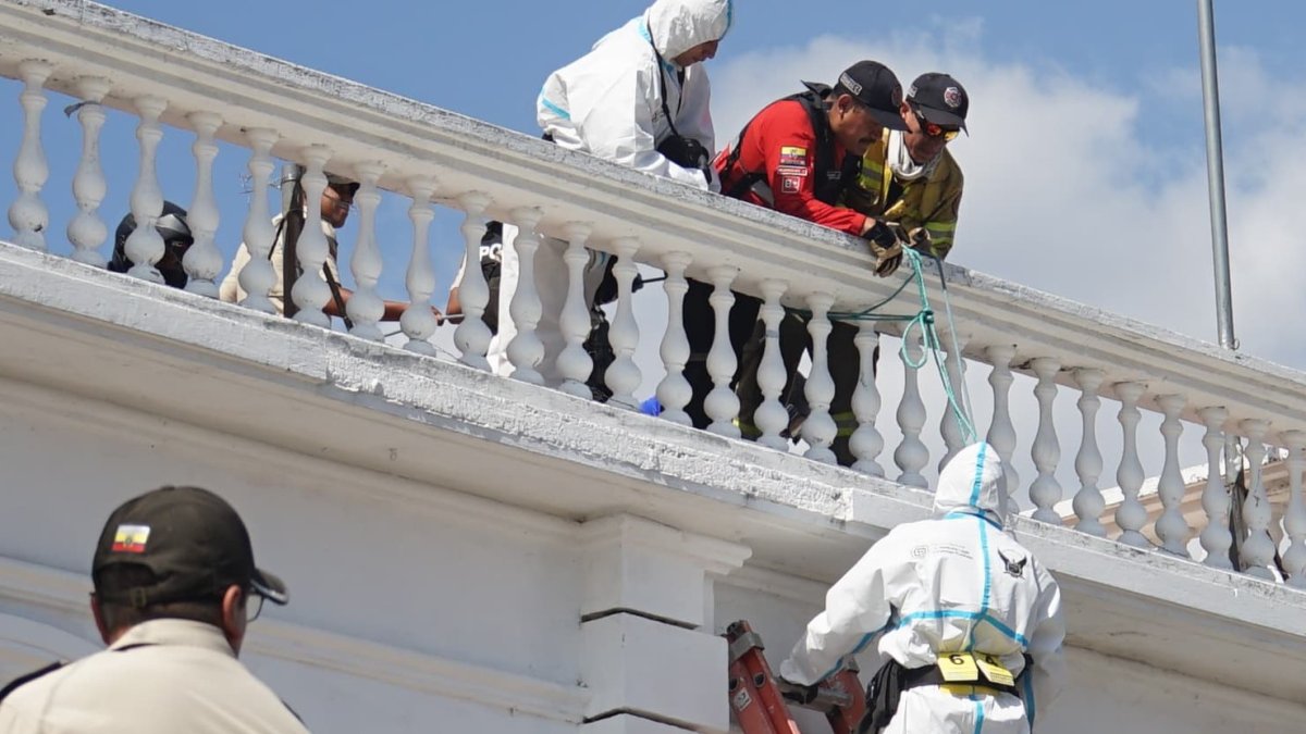 Agentes de la Policía y socorristas de los Bomberos de Cayambe trabajaron para rescatar al hombre que las personas dejaron suspendido en el atril del edificio del Municipio de Cayambe.