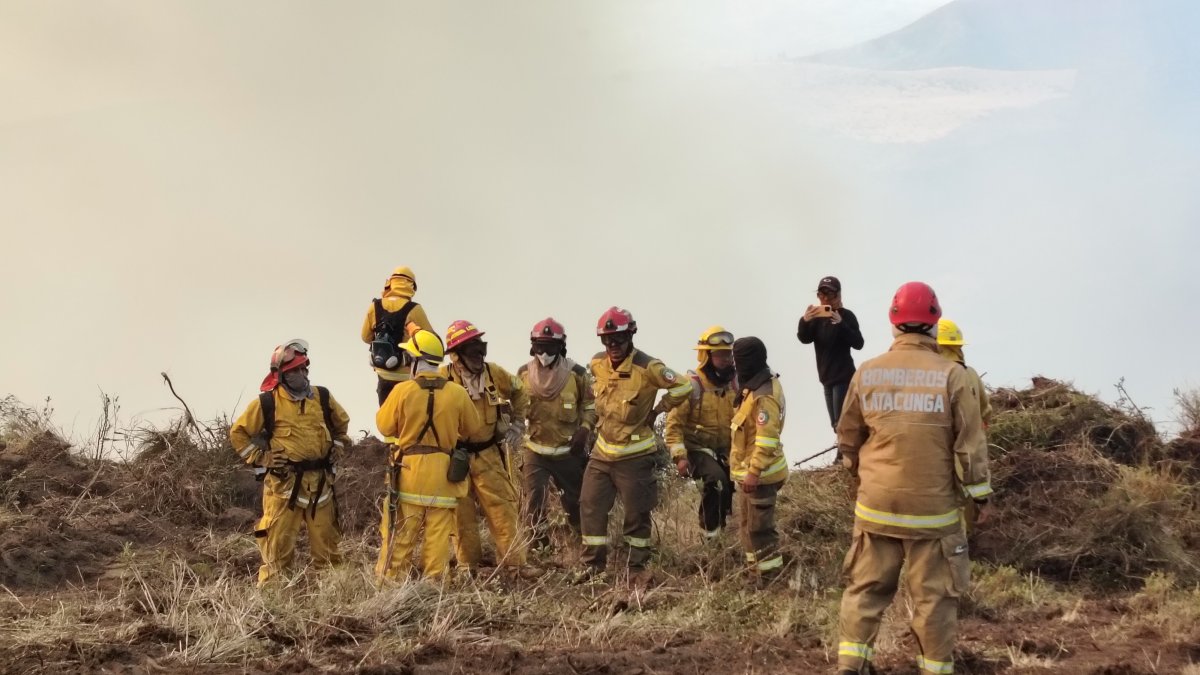 Bomberos quedaron atrapados en medio del fuego y el espeso humo.