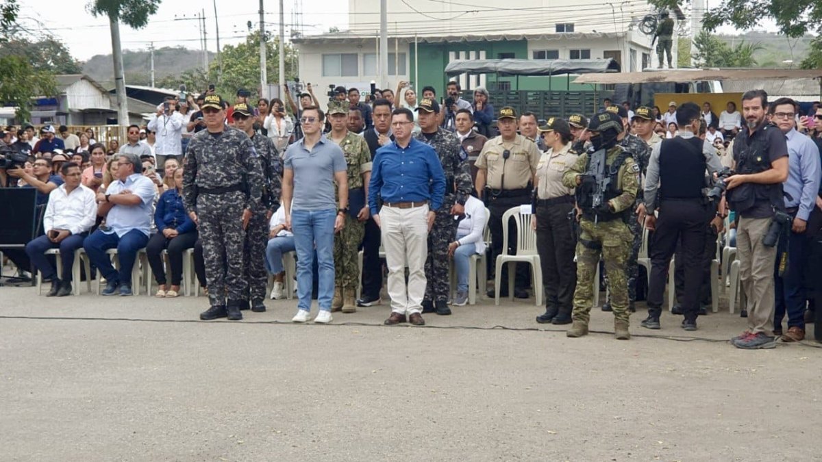 Las cien camionetas entregadas en Colonche, provincia de Santa Elena forman parte de una flota de 339 vehículos recientemente dados a la Policía Nacional.
