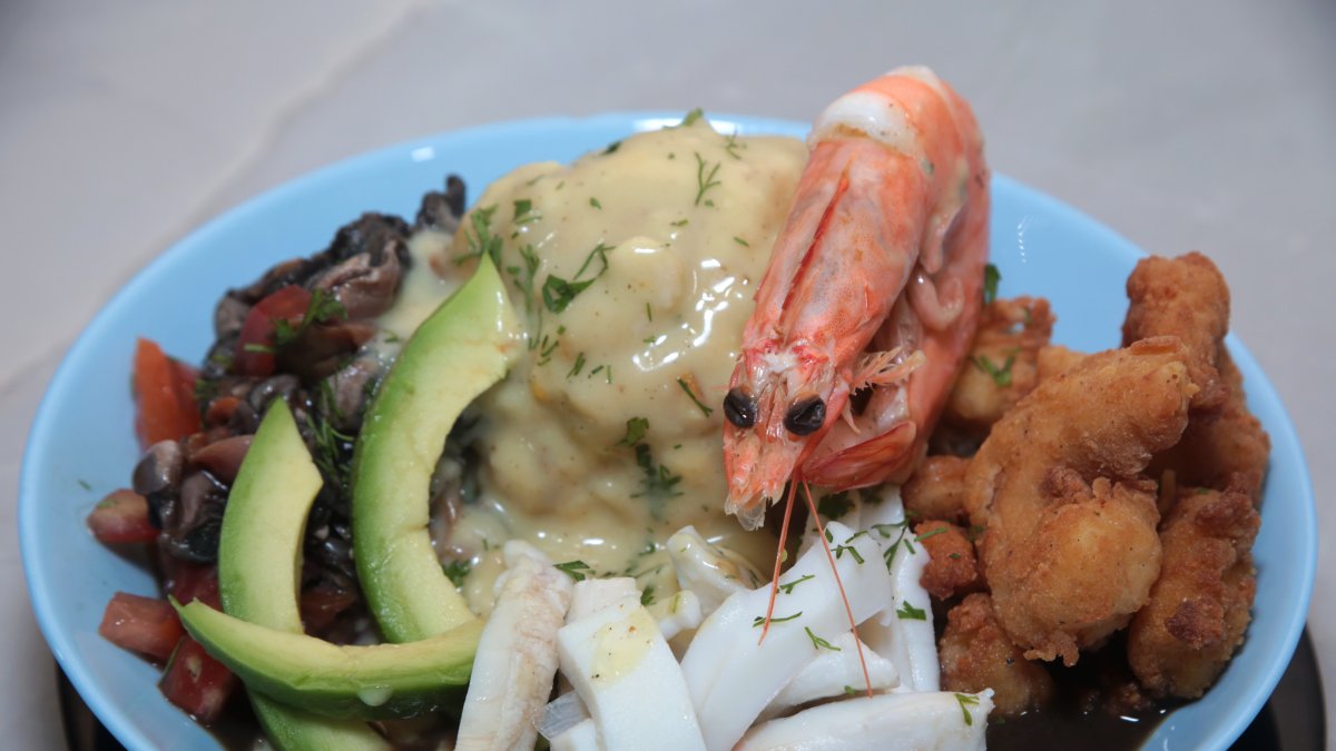 Boliniche. Es un bolón de verde con maní, bañado en una salsa velouté, acompañado de un ceviche de pescado o concha, con camarones apanados, con calamares y aguacate.