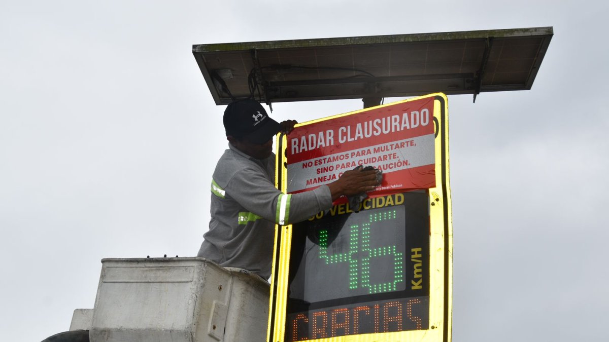 Se están colocando sellos de clausura en los fotorradares inhabilitados.