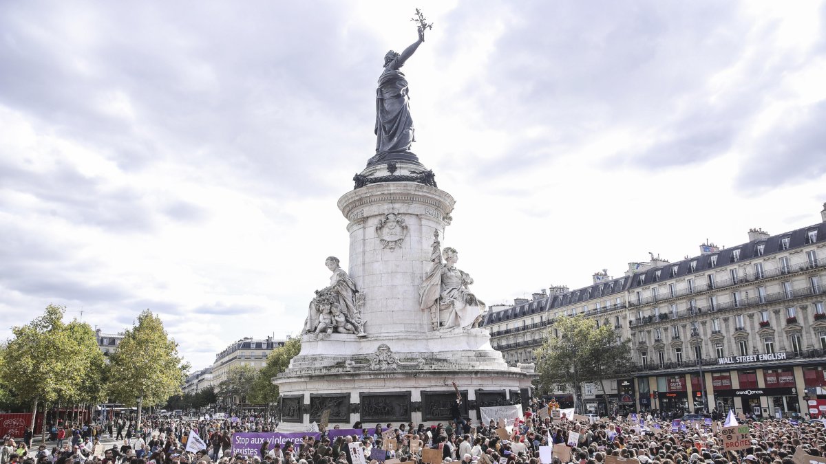 Cientos de personas participan en una manifestación feminista en apoyo de Gisele Pelico.