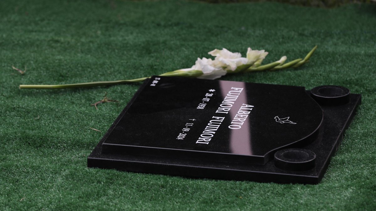 Fotografía de la lápida del expresidente de Perú, Alberto Fujimori, este sábado, en el cementerio Huachipa en Lima (Perú).
