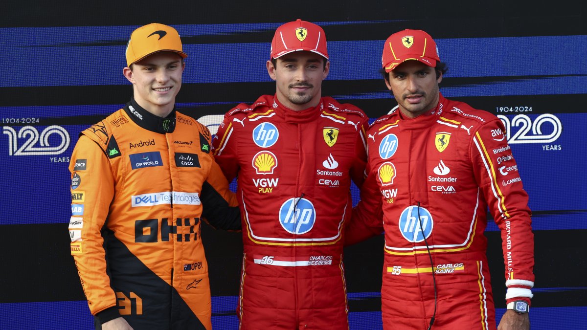 Charles Leclerc (c) saldrá primero, escoltado por Oscar Piastri (i) y Carlos Sainz Jr.