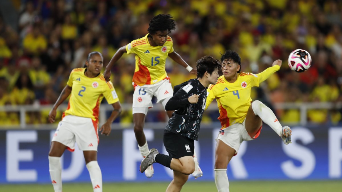 Yunaira López (d) de Colombia rechaza el balón durante el partido de octavos de final de la Copa Mundial Femenina sub-20 entre Colombia y Corea del Sur.
