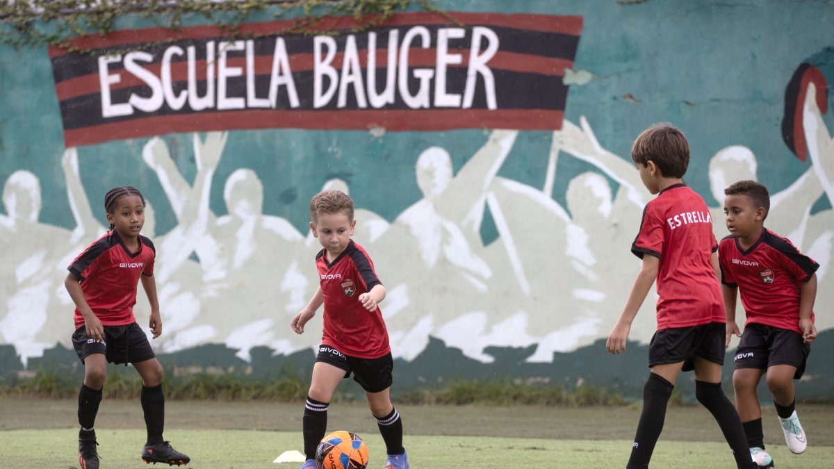 Niños de la escuela de fútbol Bauger, en Santo Domingo. El país, reconocido mundialmente por el béisbol, se está viendo superado por el fútbol entre los más jóvenes.