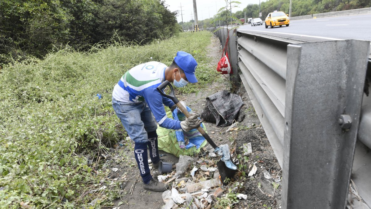 La basura fue hallada en la vía Perimetral, a orillas de la baranda.