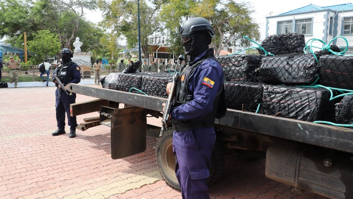 Control. La Armada enfatizó que usó unidades navales y aéreas en el operativo que fue a 140 millas náuticas de la isla San Cristóbal.