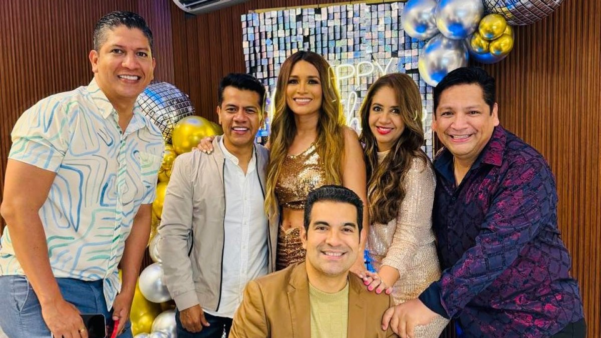 Gaby Pazmiño con sus amigos.
