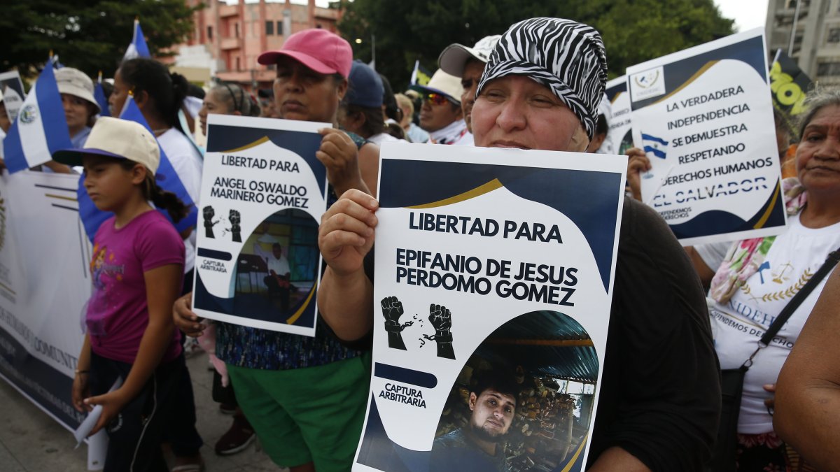 Protestas. Cientos de ciudadanos salieron a las calles con carteles y gritos para pedir “justicia para los desaparecidos”. Acusan a Bukele de dictador.