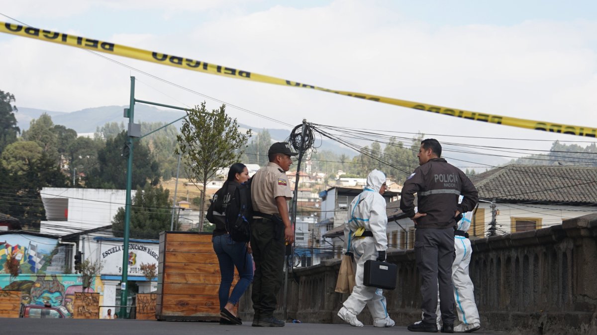 Policías y bomberos de Cayambe removieron el cadáver.