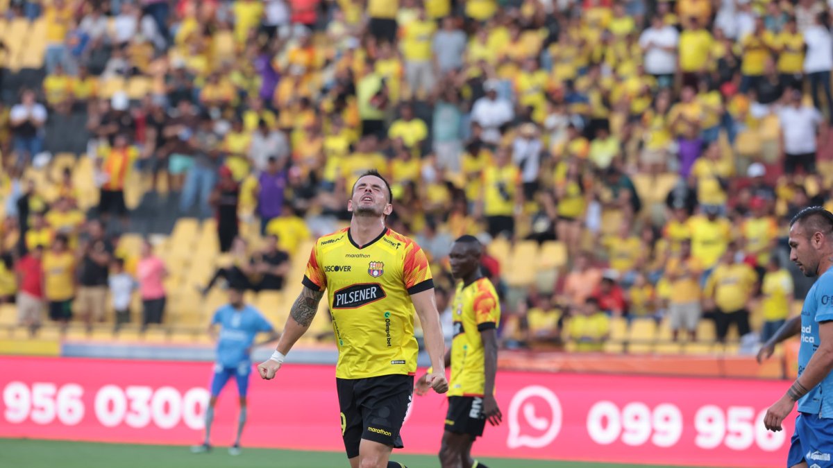 Octavio Rivero celebró el primer tanto frente a Macará en el Monumental