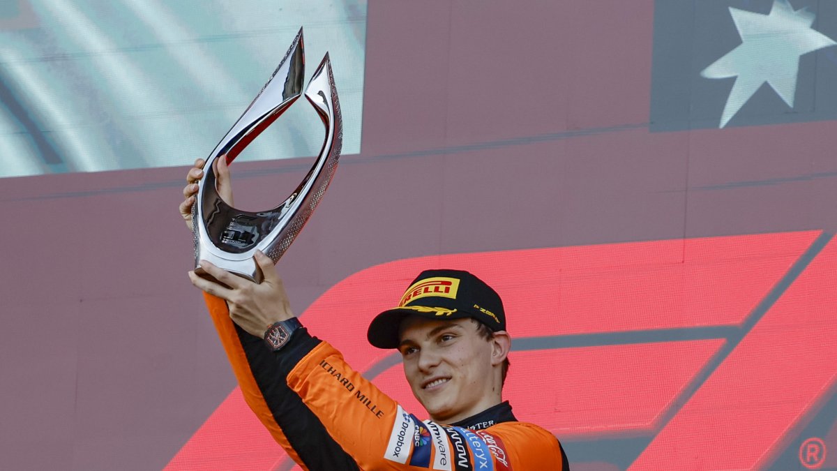 Oscar Piastri celebra como ganador absoluto del gran premio de este domingo 15 de septiembre en Baku.