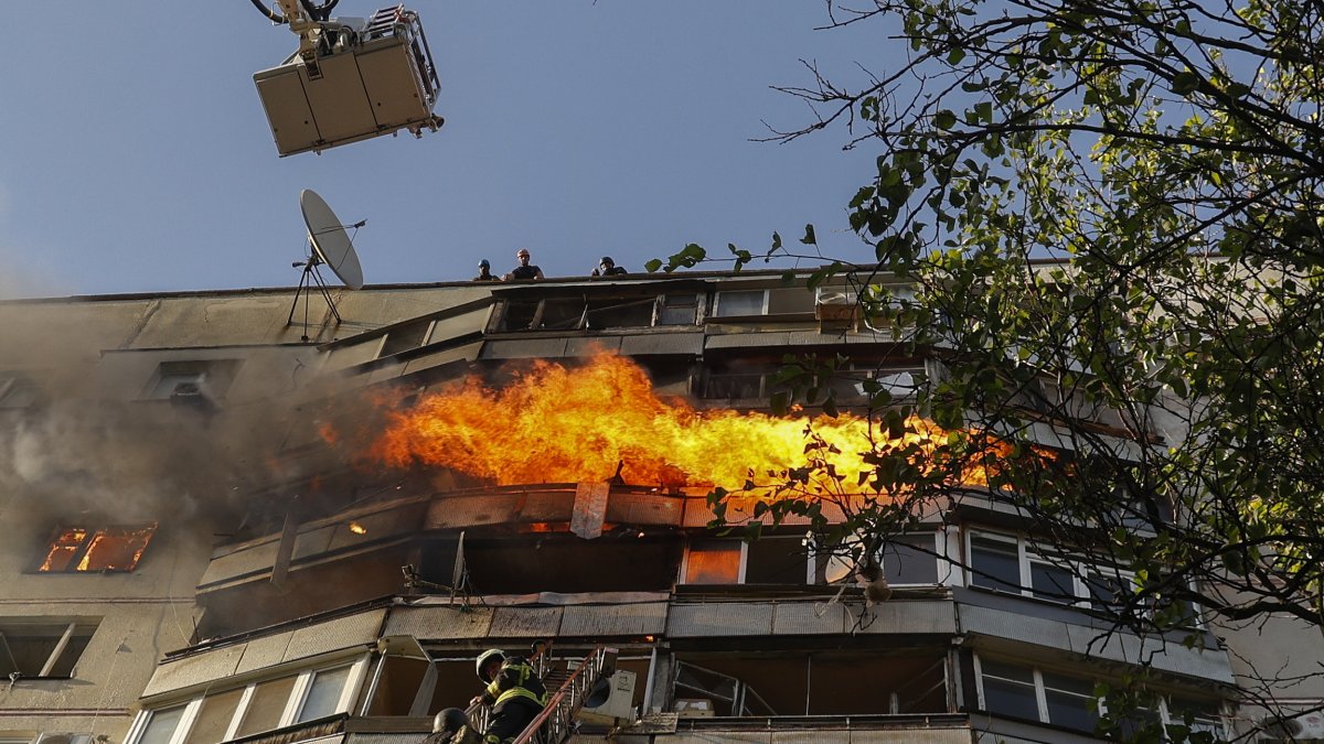 Bomberos de Ucrania intentan mitigar el fuego causado por el ataque ruso.