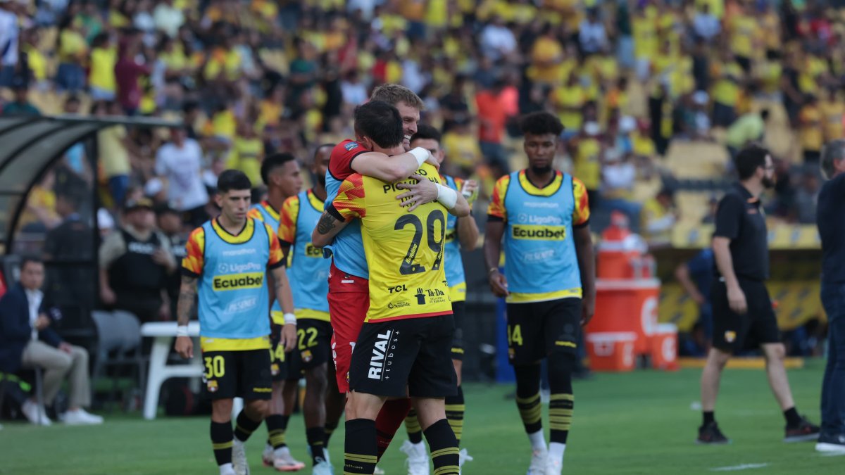 Javier Burrai y Octavio Rivero hicieron la noticia cuando Barcelona le ganó 2-1 a Macará.
