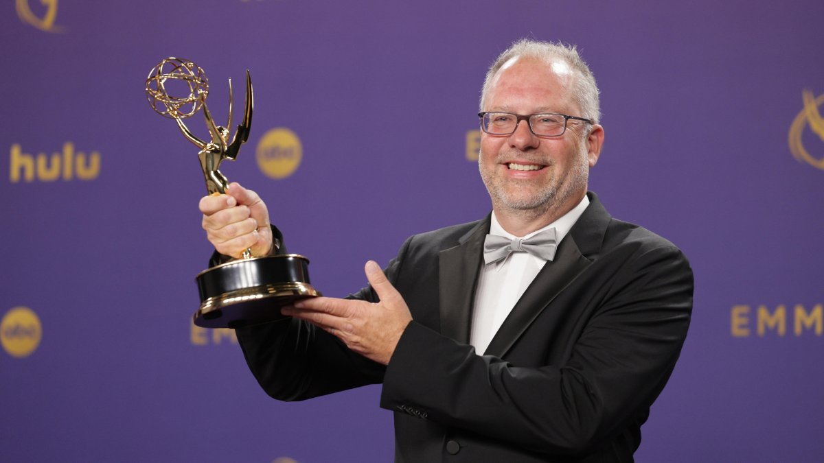 El estadounidense Frederick E.O. Toye posa con el premio que lo reconoce como ganador a la Mejor Dirección de una Serie Dramática por 'Shogun'.