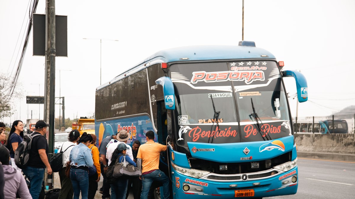 Diferentes ciudadanos llegan a este punto de la vía Perimetral para dirigirse a la costa.