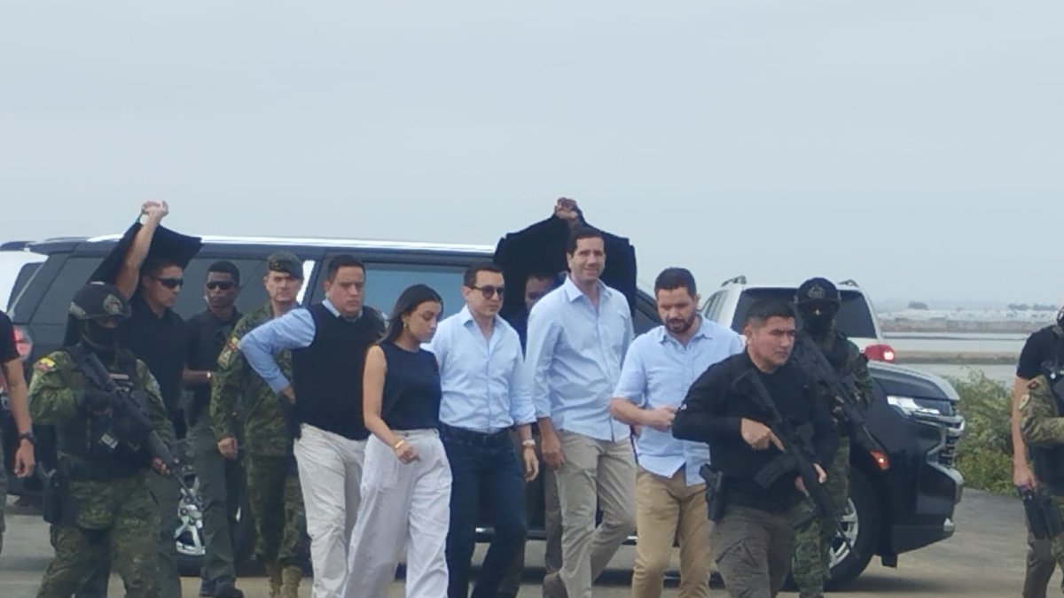 El presidente Daniel Noboa durante el recurrido en una obra vial en Salinas.