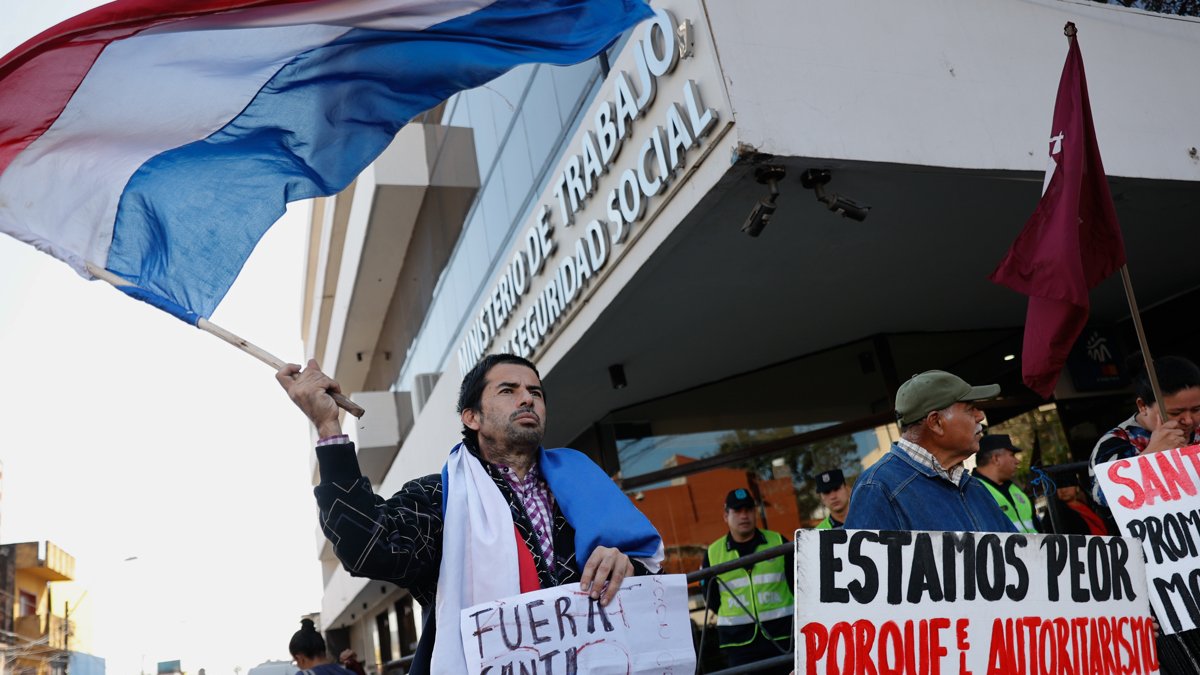 Integrantes del partido político Paraguay Pyahura realizan una manifestación a las afueras del Ministerio de Trabajo