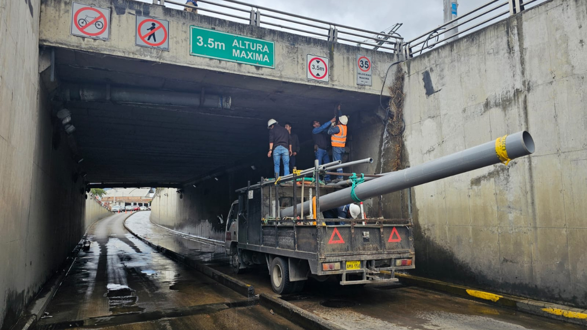 El conductor de un tractor desobedeció el límite de altura del paso deprimido, lo que provocó la ruptura de la tubería de distribución de agua potable.