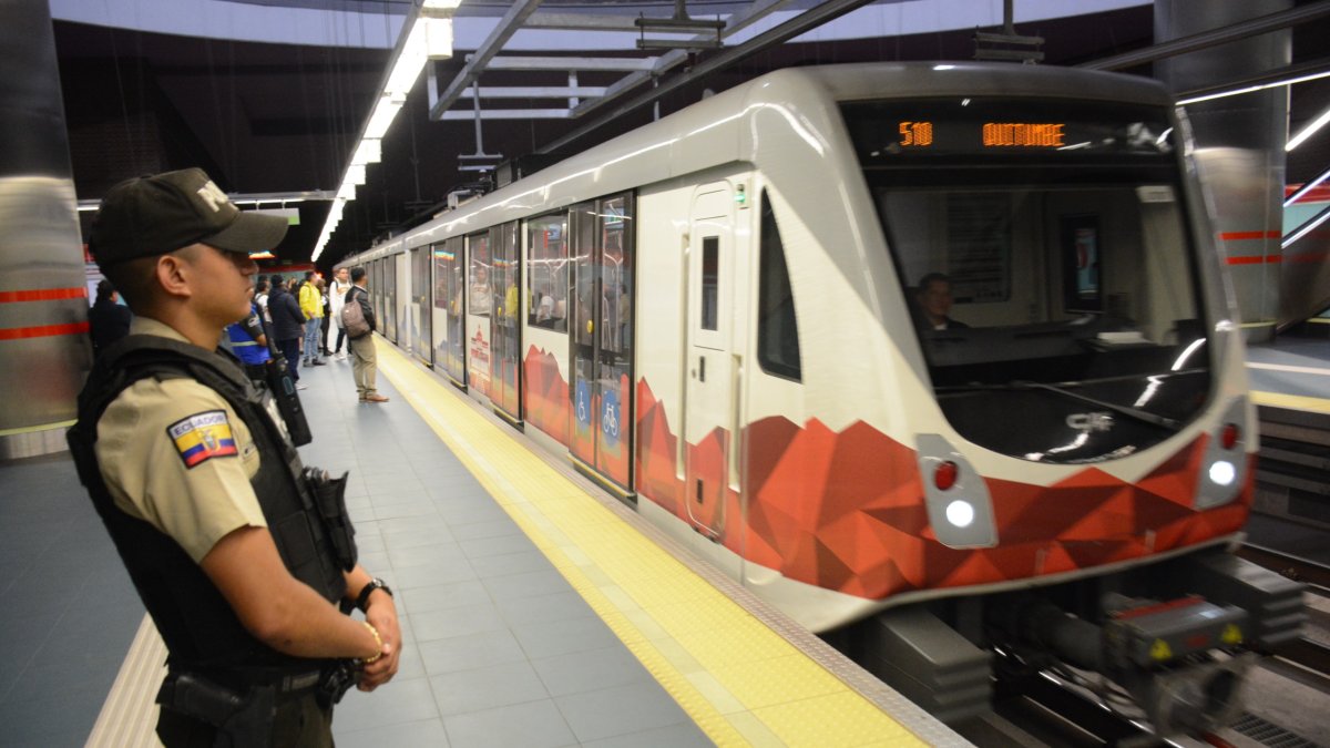 El tren del Metro marchaba entre las estaciones Iñaquito y La Carolina cuando fue vandalizado.