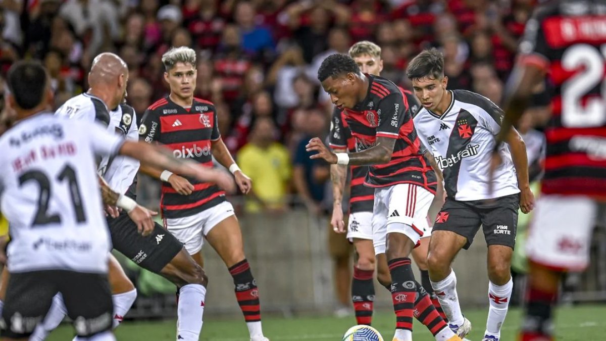 Plata, extremo ecuatoriano, en conducción cerca del área del Vasco de Gama.