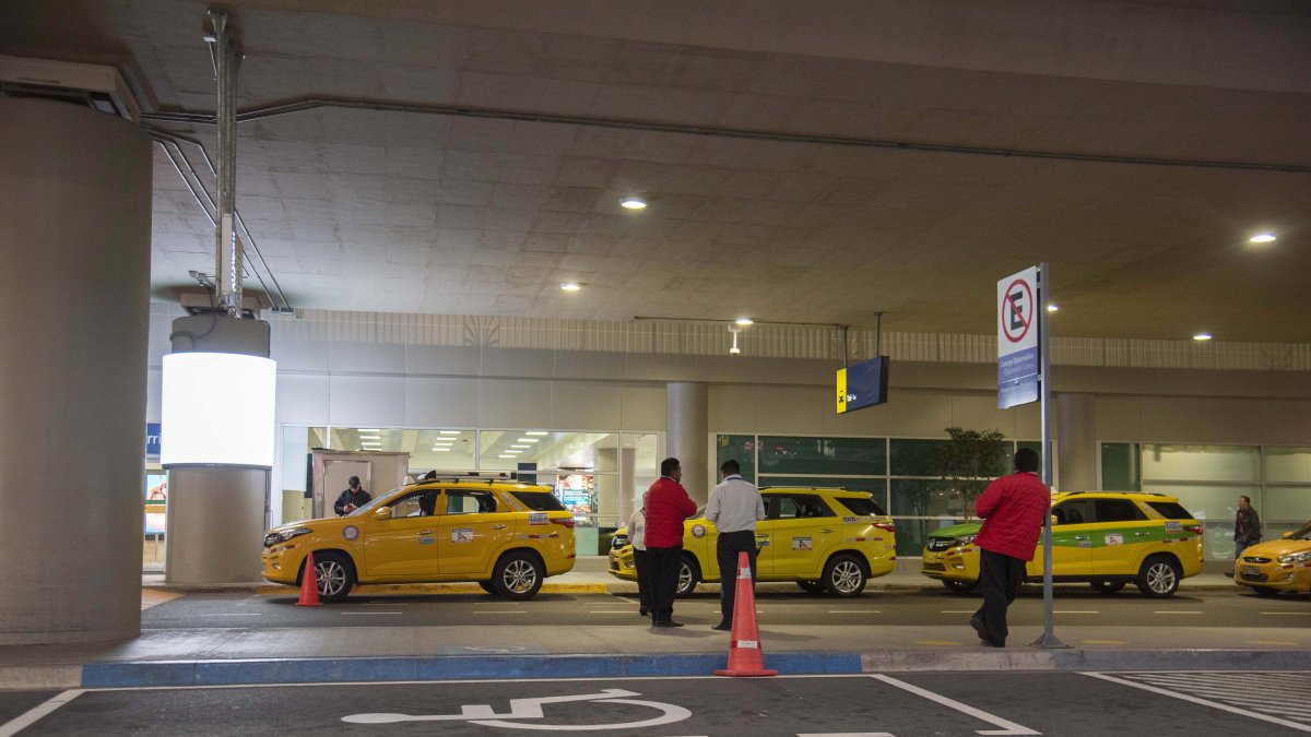 Al interior de la terminal aérea, cooperativas formales dan el servicio de taxi a los pasajeros. Sin embargo, quienes buscan reducir costos optan por tomar autos de aplicaciones.