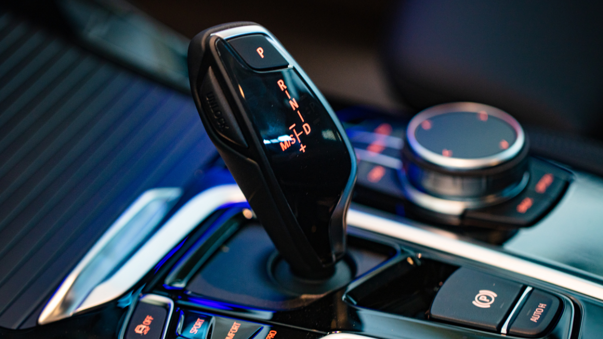 Arrancar un vehículo con caja automática cuando la batería está descargada puede ser un desafío.