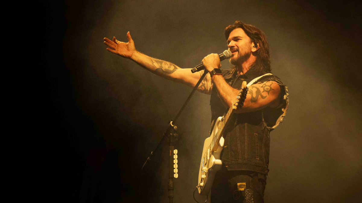 Juanes tiene 52 años.