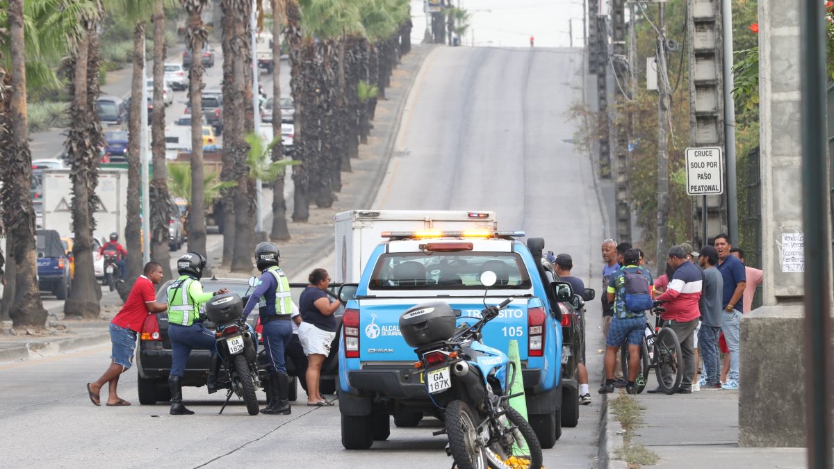 Debido al accidente, un tramo de la avenida Francisco de Orellana tuvo que ser cerrado por personal de la Agencia de Tránsito y Movilidad.