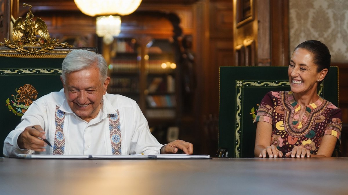 El mandatario mexicano Andrés Manuel López Obrador y de la presidenta electa de México, Claudia Sheinbaum durante un acto protocolario este domingo.