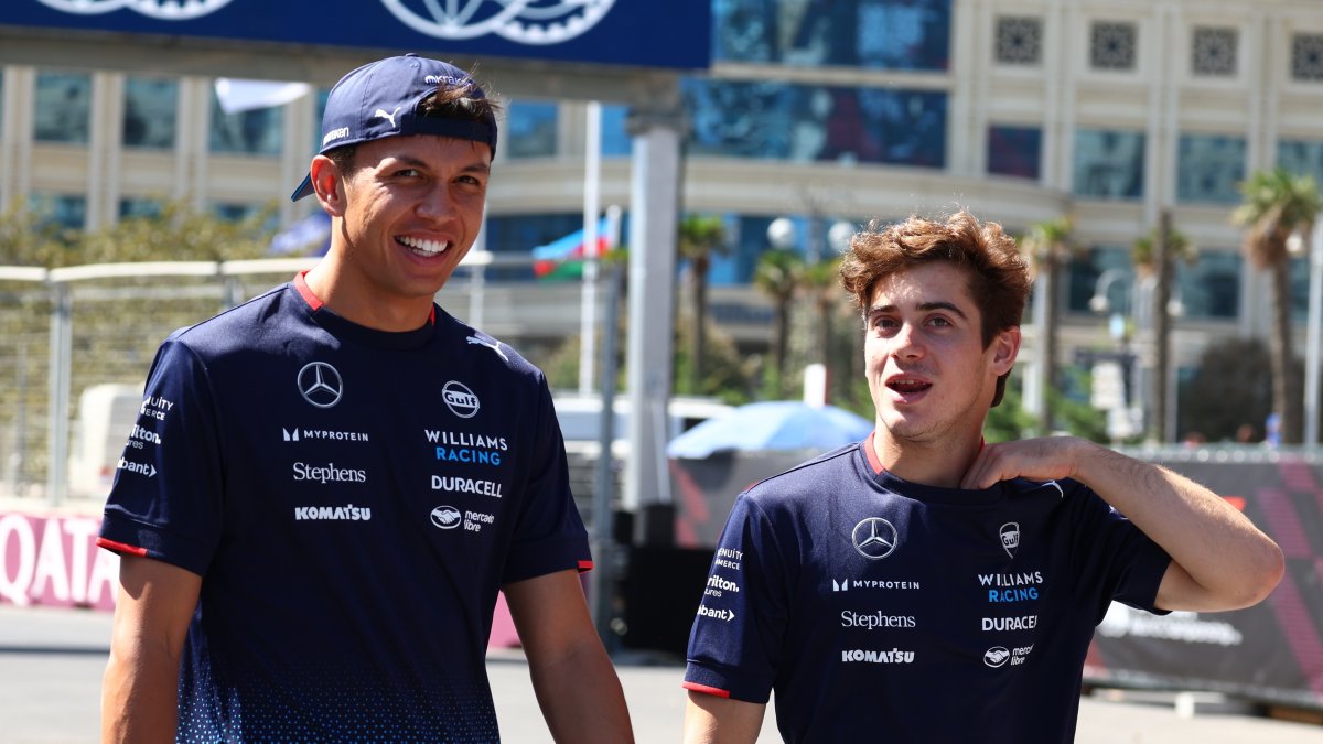 Franco Colapinto (d) junto Alex Albon, ambos de la escudería Williams, previo al Gran Premio de Azerbaiyán.