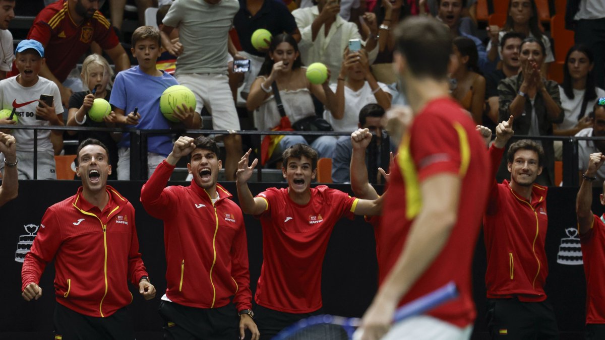 El equipo español en pleno festejó la clasificación a la última etapa.