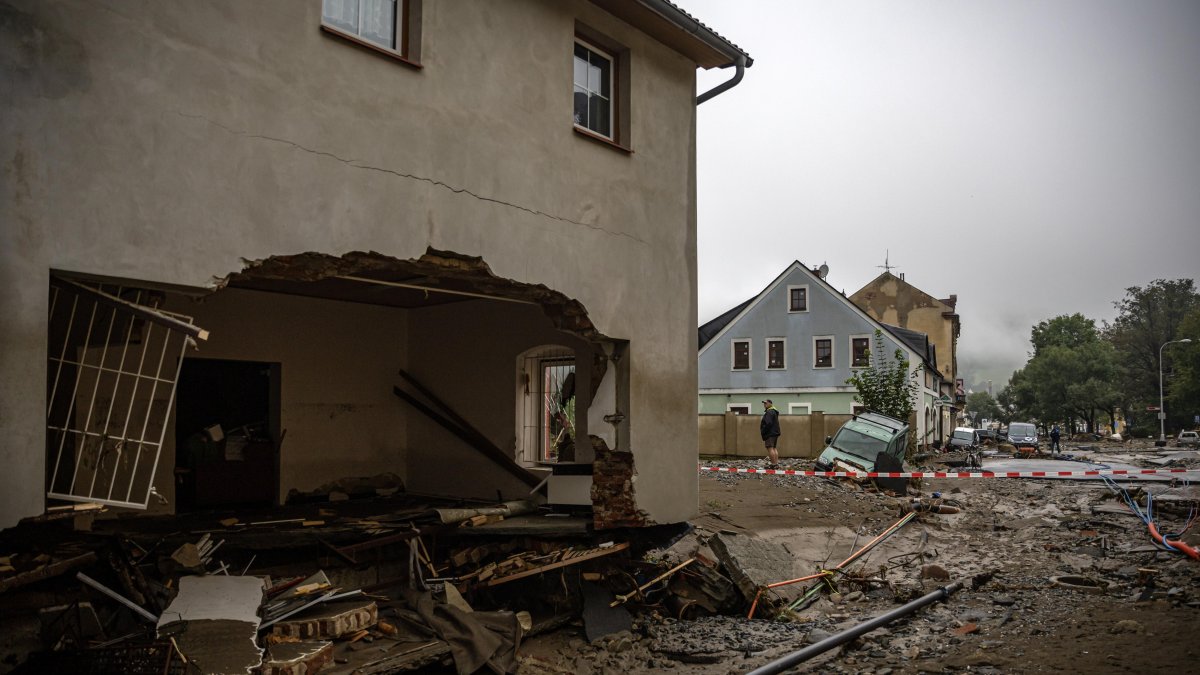 Se ve una casa parcialmente derrumbada tras ser afectada por el desbordamiento del río Bela tras las fuertes lluvias en la ciudad de Jesenik, República Checa, el 16 de septiembre de 2024.