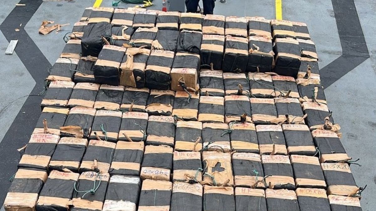 Los bultos con droga fueron decomisados y trasladados en cadena de custodia.