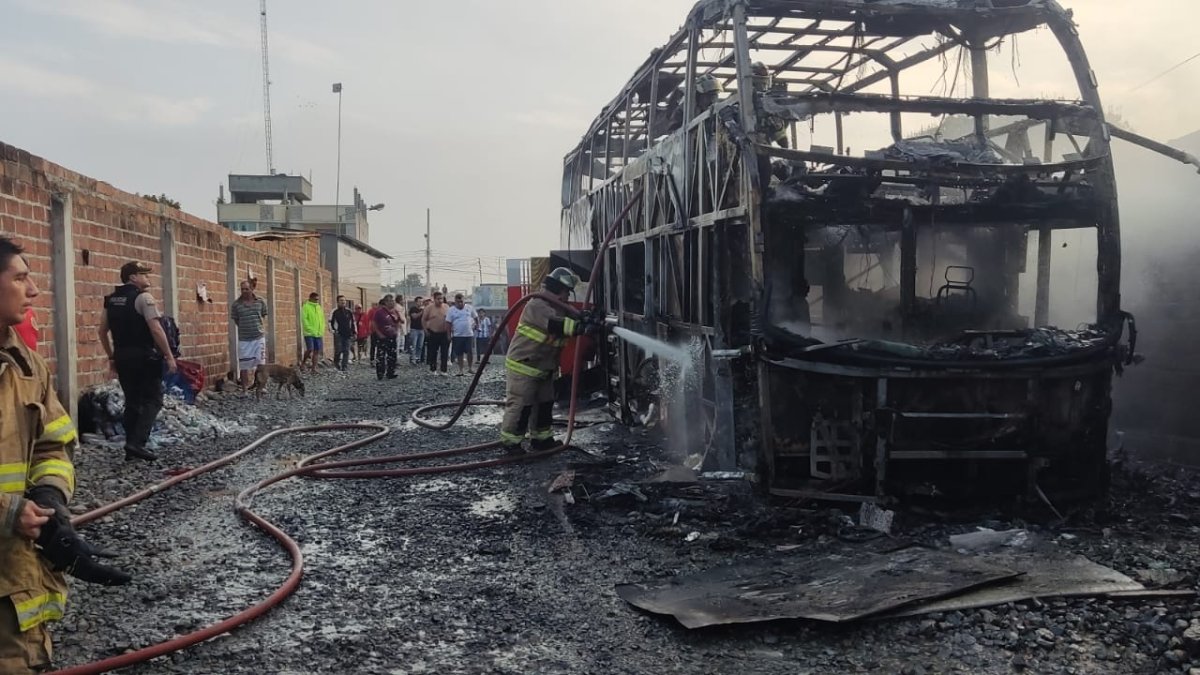 La víctima quedó atrapada en el interior del bus y aunque fue llevado al hospital, debido a la gravedad de sus heridas no resistió.