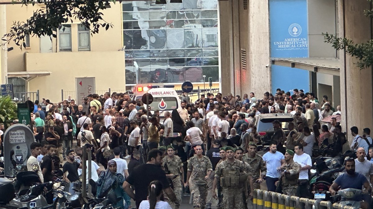 Soldados libaneses y miembros de Hezbolá se reúnen afuera de un hospital donde se transportaba a personas heridas