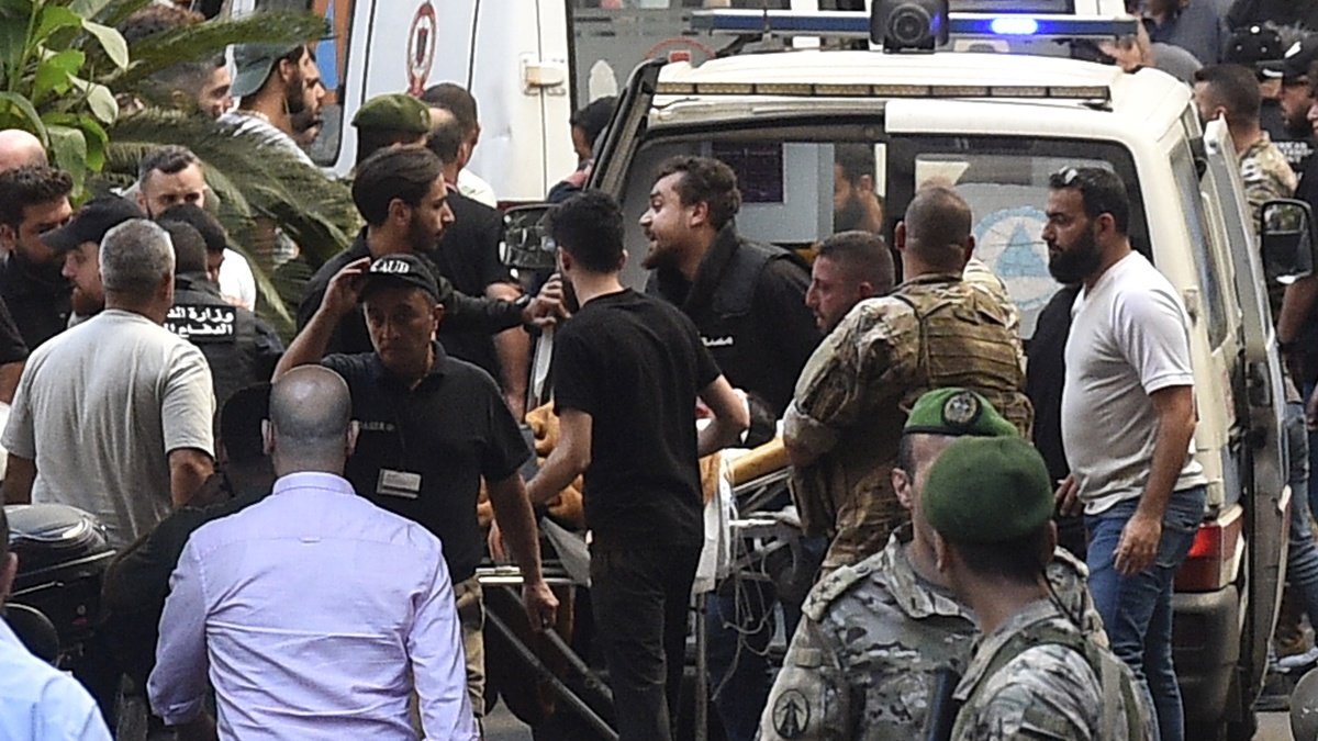 Los paramédicos transportan a una persona herida al Centro Médico de la Universidad Americana de Beirut