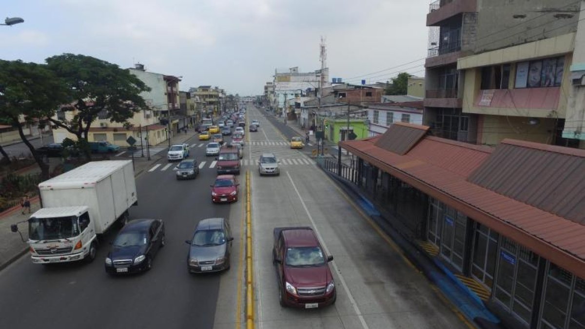 Foto referencia de invasión del carril de la Metrovía