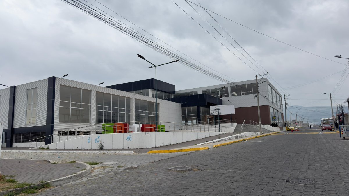 En la imagen, la infraestructura que dio vida al mercado y ahora será una extensión de la Universidad Técnica de Cotopaxi.