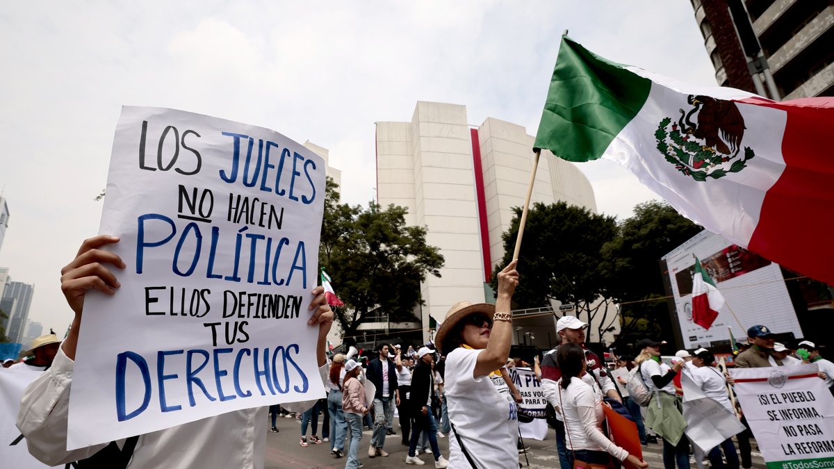 Personas protestan ante la Cámara de Senadores para mostrarse en contra de la reforma judicial