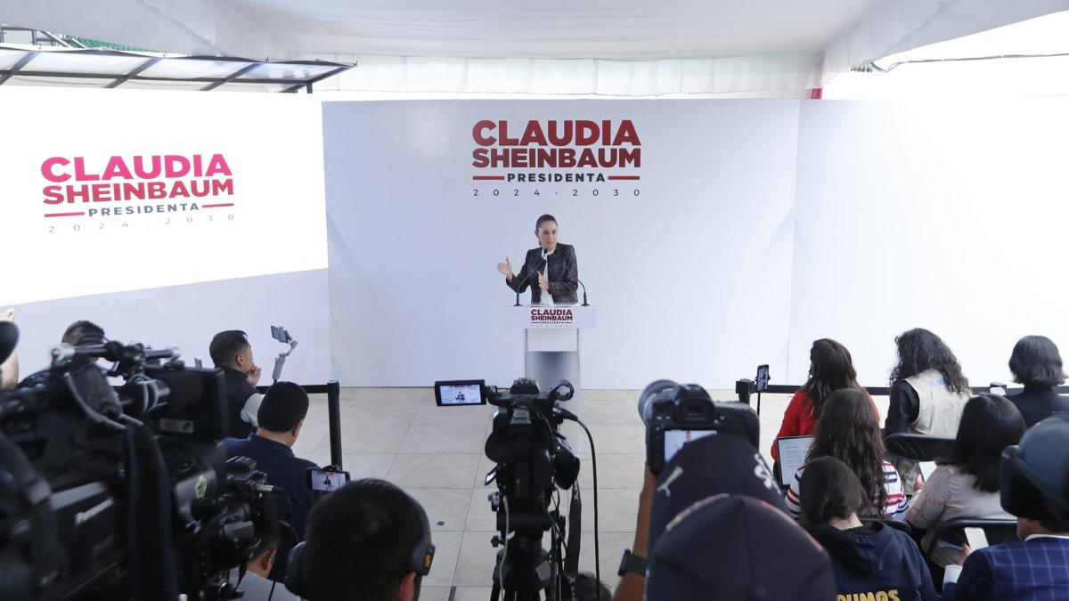 La presidenta electa de México, Claudia Sheinbaum, habla durante una conferencia desde su casa de transición este martes, en la Ciudad de México (México).