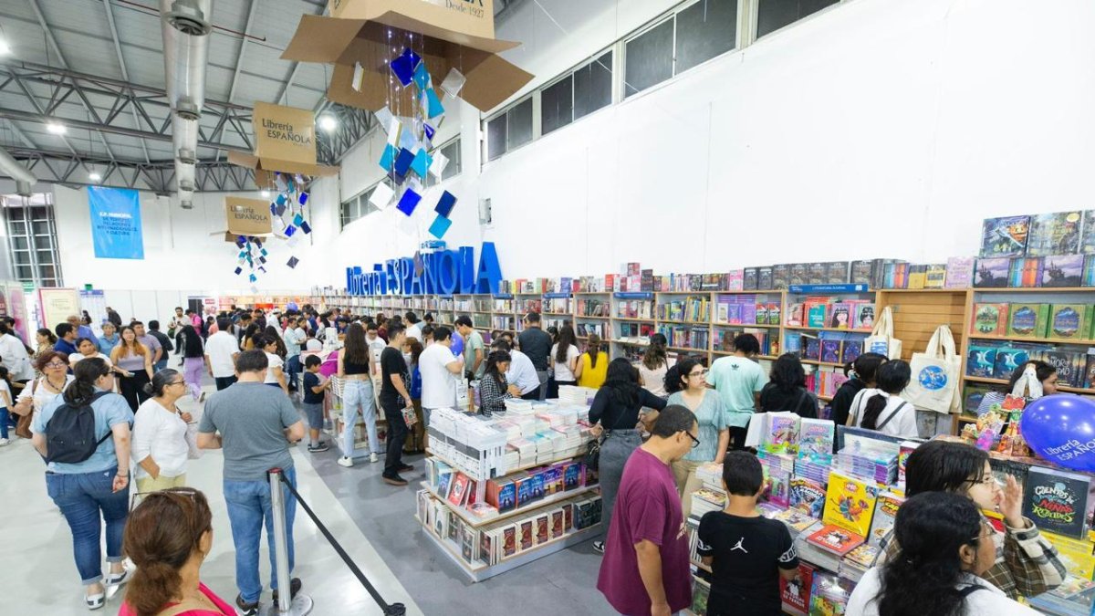 La Feria del Libro recibe cientos de miembros de la comunidad lectora y escritora del país.