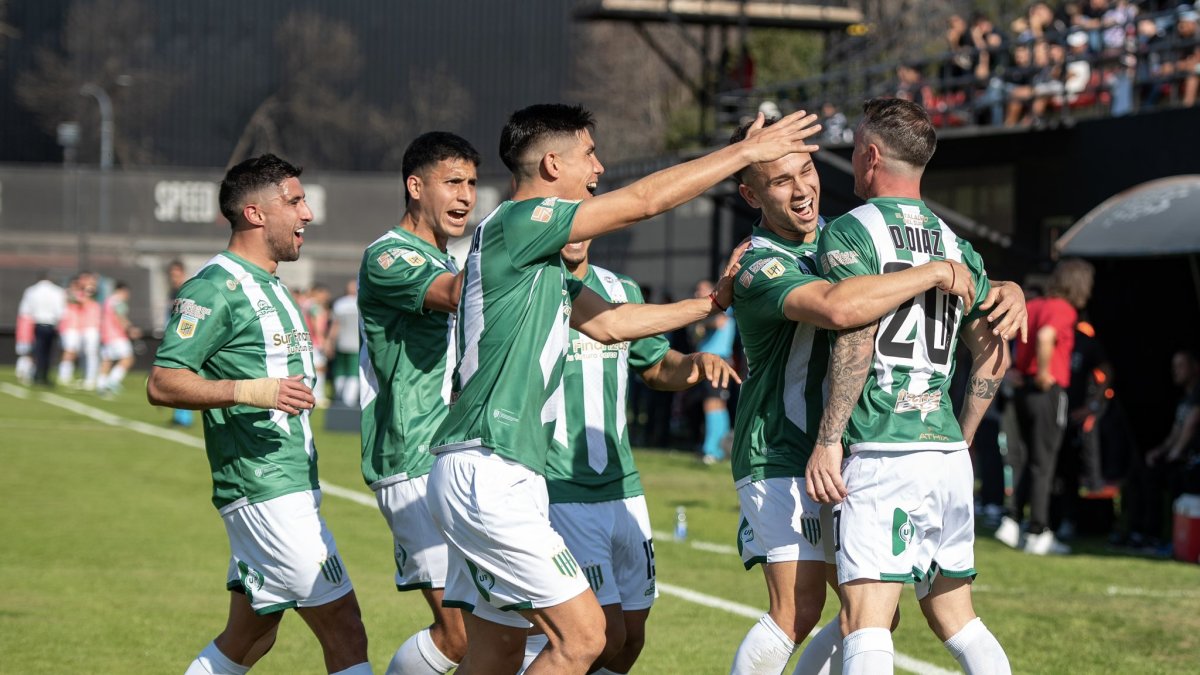 Damián Díaz celebra su único gol con sus compañeros en Banfield.