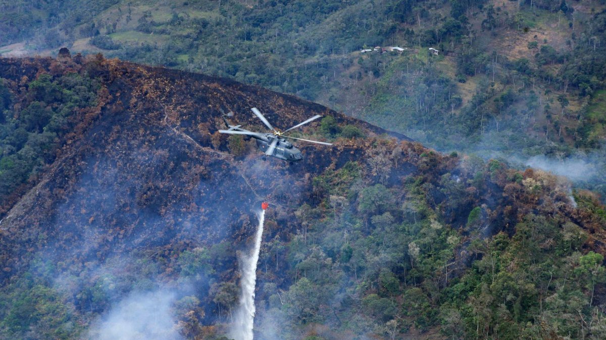 Labor. Un helicóptero deja caer agua en zona de la Florida en la región peruana Amazonas.
