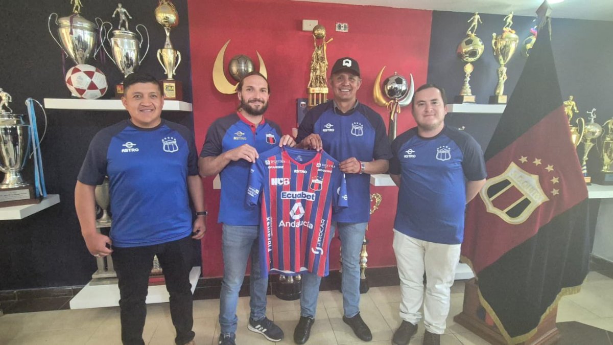 El fichaje de Carlos Castro (gorra) como DT del Quito fue cuestionado al venir de dirigir a Independiente JFA, uno de los descalificados.