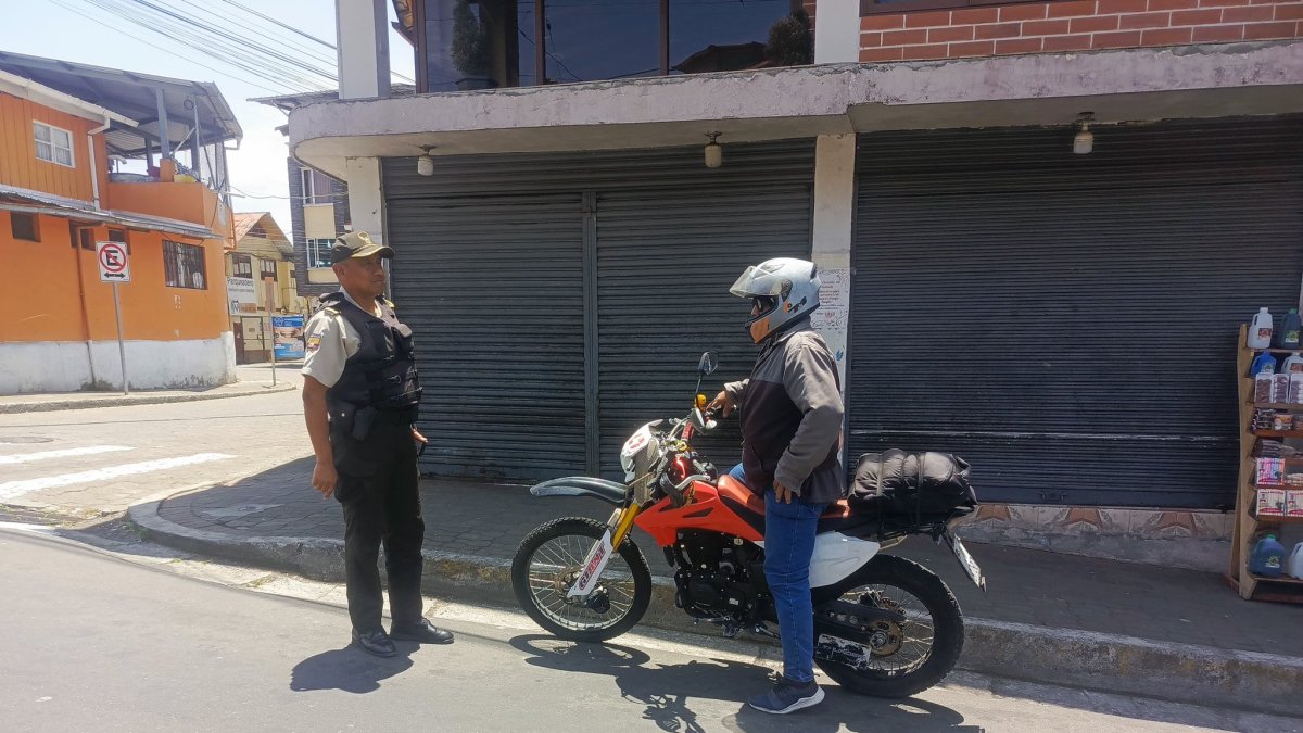 Controles. Miembros de la Policía Nacional y Fuerzas Armadas hacen intervenciones en zonas rojas de cantones.