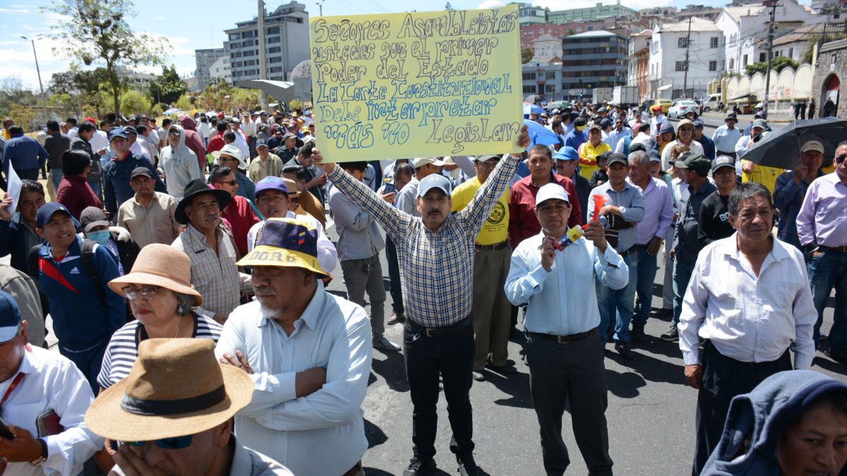 En el parque El Arbolito se congregaron cientos de taxistas y caminaron hasta la Asamblea Nacional.