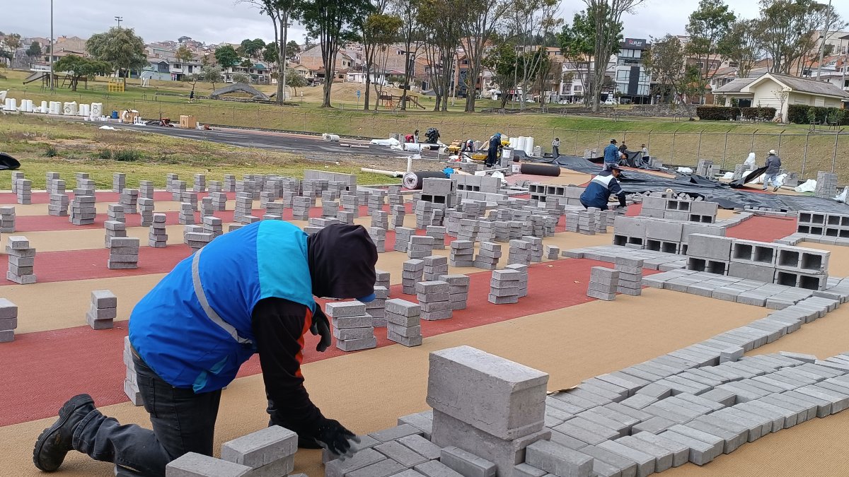 Hace una semana los obreros empezaron con la colocación del material.